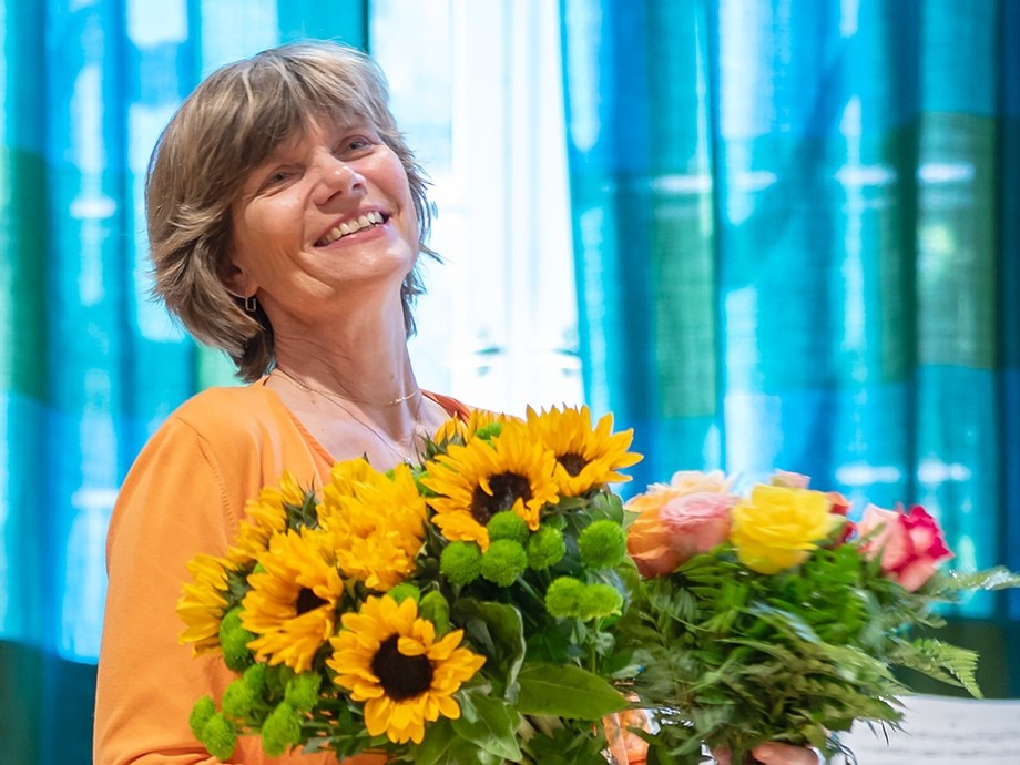Christiane Tiemann mit Blumen